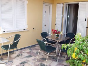 Gedeeld terras kamer 3 en 2.